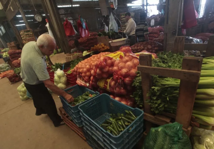 En la actualidad, el precio de los productos como verduras y vegetales no han registrado un aumento, pero los comerciantes están a la expectativa si ocurre otra alza. Archivo