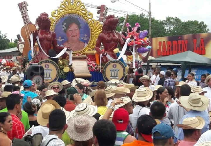 Alegorías típicas fueron destacadas en el tradicional desfile. /Foto Zenaida Vásquez