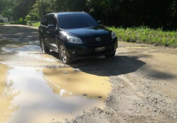 La vía está llena de baches y cuando llueve se convierte en un río. /Foto Elena Valdez 