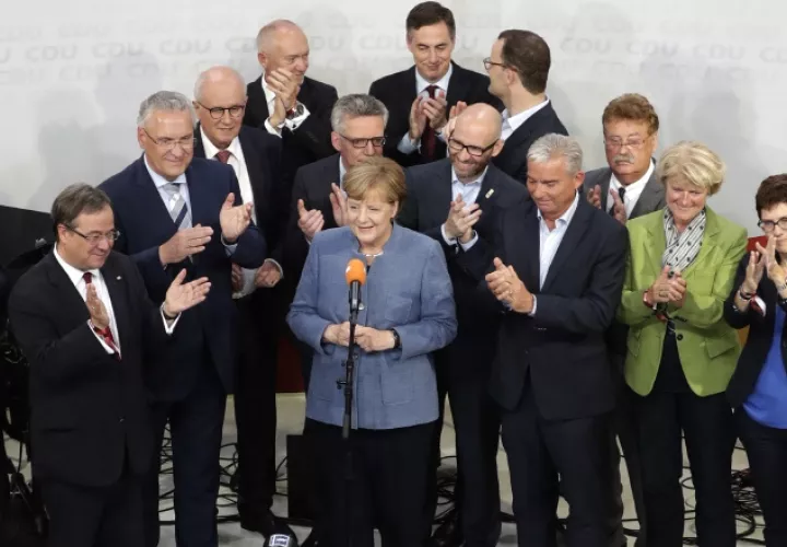 Ángela Merkel celebra el triunfo con su seguidores y compañeros. /Foto AP