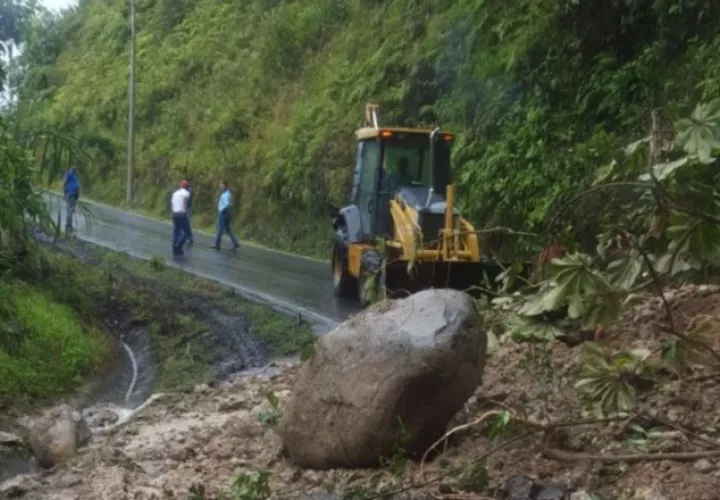 Derrumbes fueron en 3 puntos de Volcán hacia Renacimiento. /Foto Mayra Madrid 
