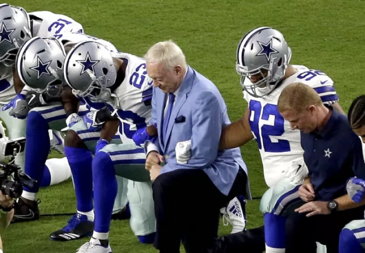 Hasta Jerry Jones, dueño de los Cowboys, participó de la protesta. /Foto AP