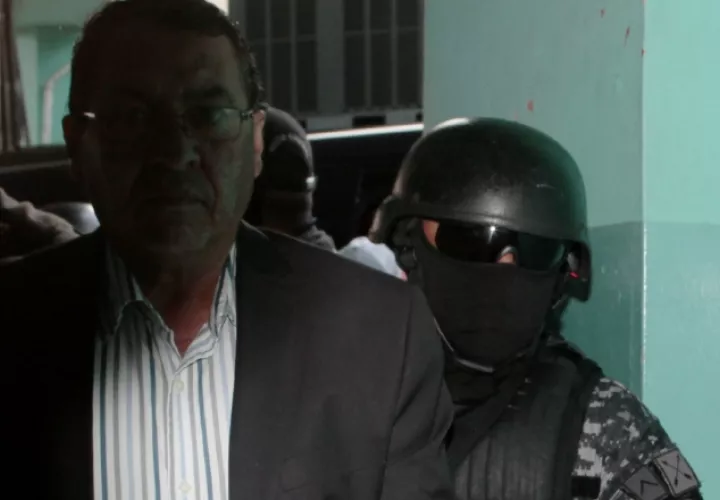 Momento en que el alcalde Eudocio "Pany" Pérez era conducido a la sala del SPA en Plaza Ágora. /Foto Víctor Arosemena