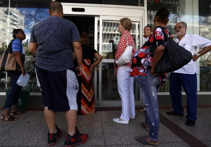 Afectados por María hacen fila para sacar plata o comprar gasolina EFE