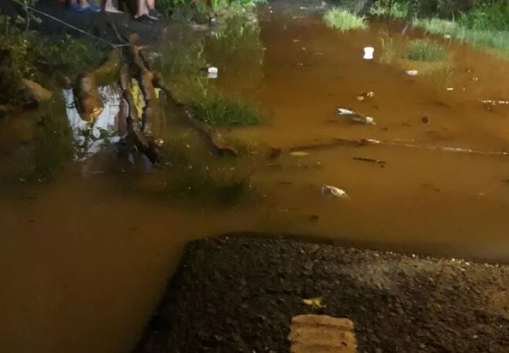 Algunas familias  tuvieron que interrumpir el sueño para proceder a desalojar sus hogares. Víctor Eliseo Rodríguez