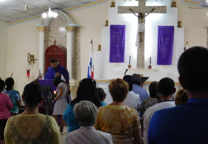 El trabajo del  párroco Pablo Hernández   dentro de la Iglesia.  Zenaida Vásquez