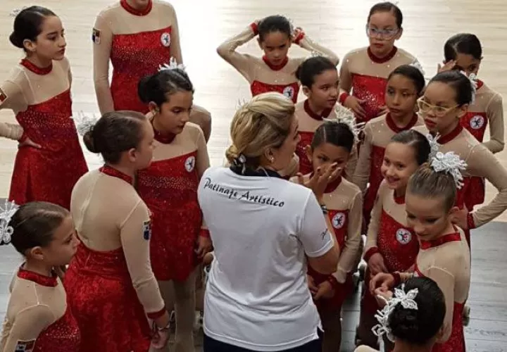 Las atletas hablan con su entrenadora. Cortesía