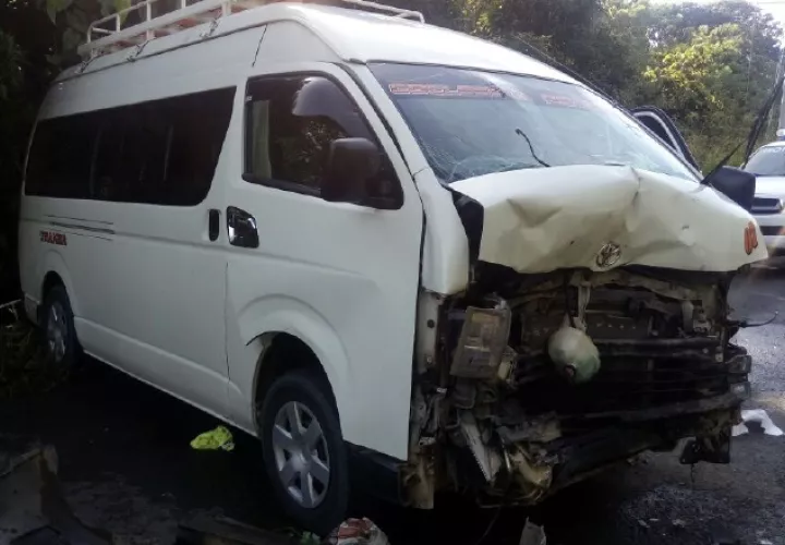 Estado en que quedó el busito de transporte de pasajeros. /Foto Elena Valdez 