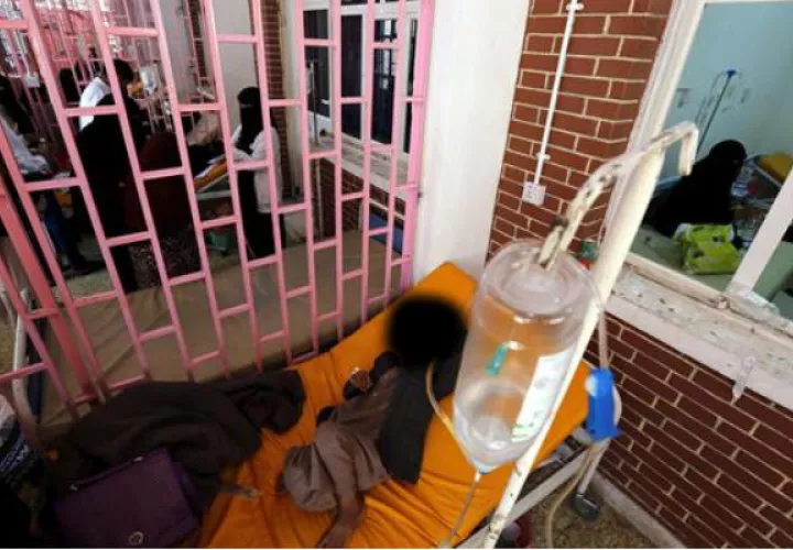 Un niño infectado por cólera recibe tratamiento. EFE. 