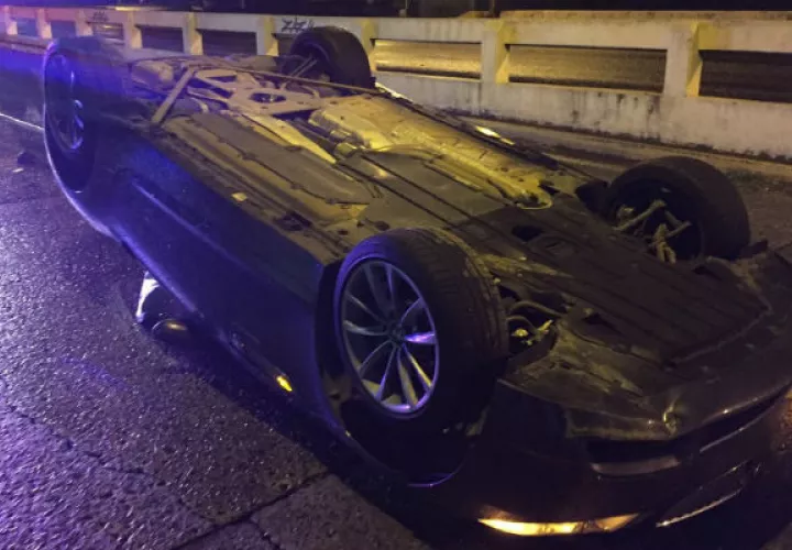 El galeno viajaba en un automóvil que terminó volcándose a la altura del puente de la Cervecería.