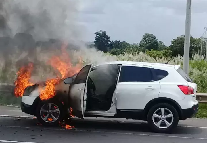 Pese a la intervención de los bomberos el auto sufrió serios daños. Foto: Eric Montenegro