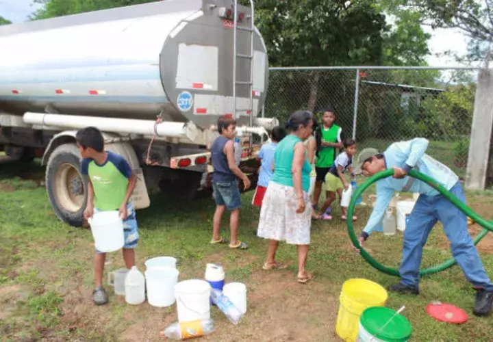 Han tendido que llevar agua en carros cisternas. Foto: José Adames
