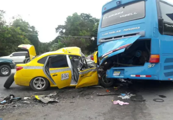 Bus impactado por detrás. Foto: Elena Valdez