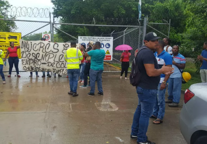 Hasta las mujeres exigen que les den trabajo en el proyecto. Foto: Delfia Cortez