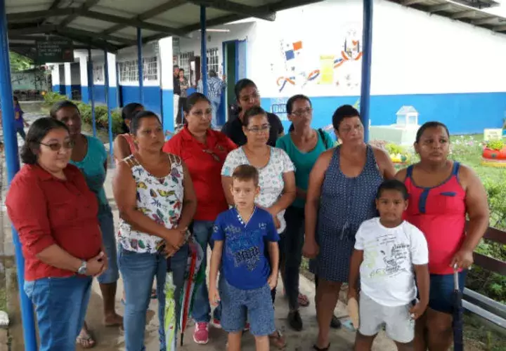 Están preocupados pues el poste de alta tensión en la escuela de Santa Anta de Los Santos es un peligro. Foto: Zenaida Vásquez