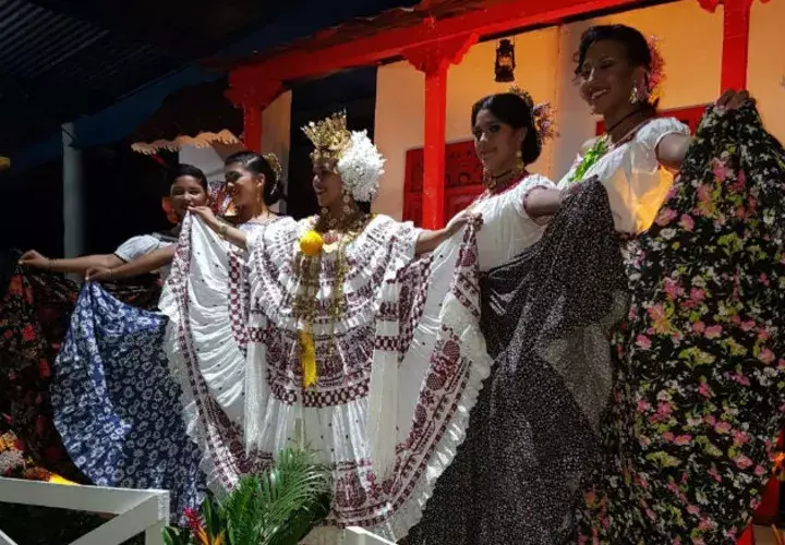 Yovana Pérez, reina de las fiestas de fundación. Foto: Zenaida Vásquez.