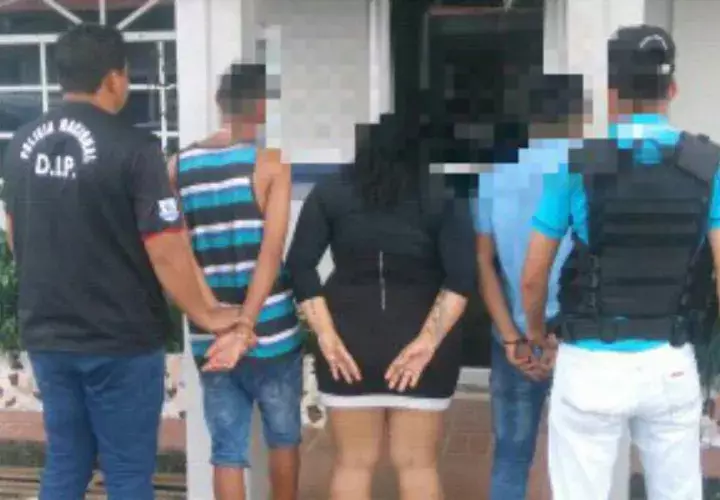 En una de las residencias aprehendieron a tres personas incluyendo a una mujer. 
