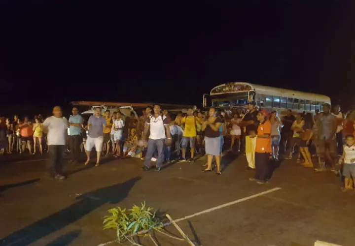 El cierre provocó tranques en toda la vía que conduce desde Sabanitas hasta Buena Vista. Foto: Delfia Cortez