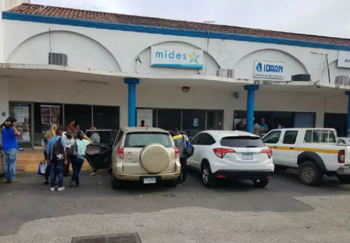 Personas que llegaron al local se mostraron sorprendidas y preocupadas. Foto: Raimundo Rivera