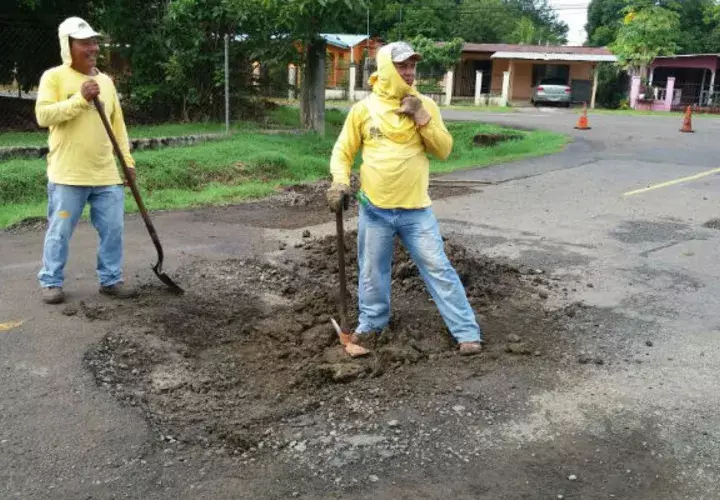 Mientras esperan la reparación de los huecos, los autos siguen afectándose. Foto: José Manuel Adames