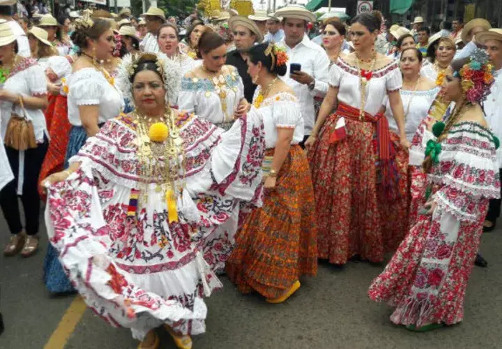 Con una serie de actividades los tableños celebraron los 75 años del colegio tejada Roca. Foto: Zenaida Vásquez