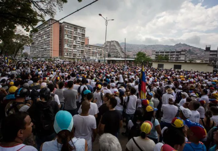 Son 50 dólares por servicios migratorios y 10 dólares por los servicios consulares.