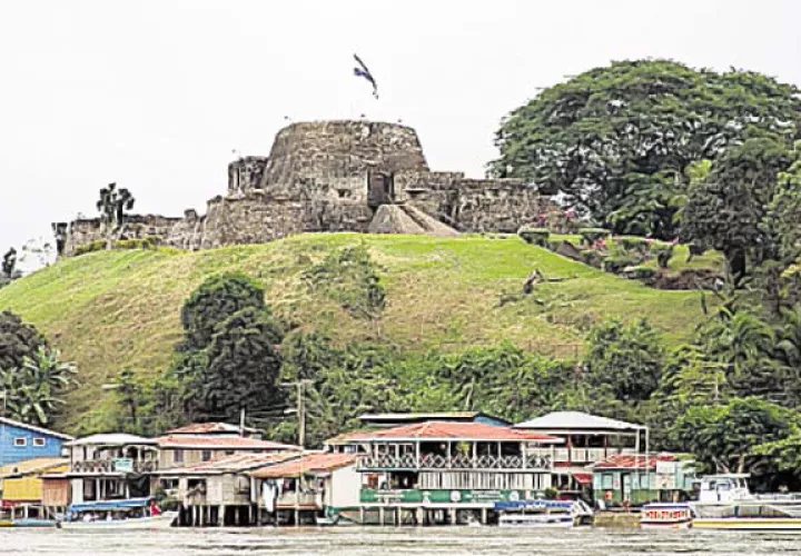 El Castillo, histórica fortaleza: El nombre de este municipio se debe a la antigua e histórica fortaleza Castillo de la Inmaculada Concepción, ubicada en un pequeño y tranquilo pueblo ribereño.  Otro casco urbano importante es el Pueblo de Boca de Sábalo, que funciona como cabecera administrativa.  La naturaleza en su amplio esplendor es otro atractivo local, gracias a los ríos, las reservas privadas y a parte de la inmensa Reserva de Biósfera Indio – Maíz, que forma parte del territorio de El Castillo.