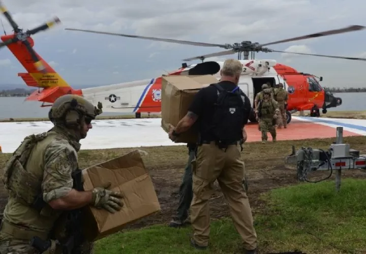 Guardacostas de EE.UU. cargan un helicóptero con comida y agua para Puerto Rico. /Foto EFE 