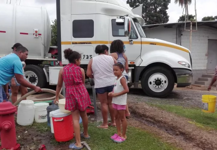 El Idaan envió ayer carros cisterna  oficiales y privados a dotar de agua a comunidades en Chame. /Foto Eric A. Montenegro