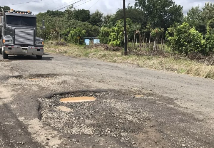 Vehículos, sobre todo, carros pequeños, son los que más daños mecánicos sufren por los baches. /Foto Víctor Eliseo Rodríguez 