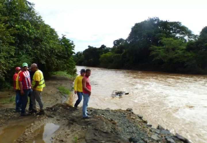 En este tramo del río se hará un puente para eliminar el vado. /Foto Thays Domínguez 