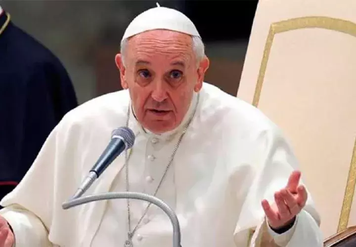 El papa Francisco se muestra preocupado por los riesgos que enfrentan los jóvenes ante la internet. EFE