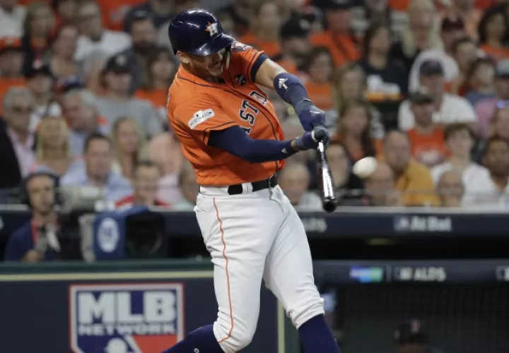 Carlos Correa sacó el bate a tiempo. AP