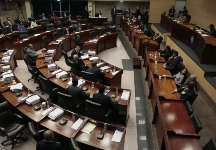 Varios diputados oficialistas han sido cuestionados en este periodo de sesiones, lo que ha llevado a renuncias y cambios de posición. /Foto Archivo