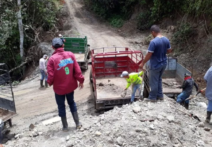 Los propios productores y la comunidad han procedido a cargar material para tirarle a la vía. /Foto José Vásquez