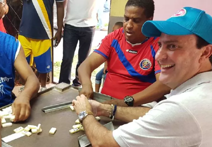 Francolini jugó dominó. /Fotos cortesía