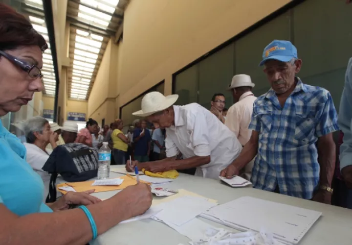 Expertos temen que la medida afecte los programas sociales, ya que una forma de bajar el 1% es recortando gastos del presupuesto. /Foto Archivo
