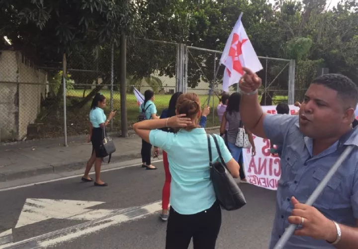 Universitarios cerraron desde temprano la vía a la altura del Cruc en la comunidad de Arco Iris. /Foto Delfia Cortez