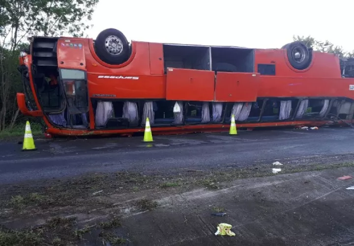 El bus de la ruta Sampasa quedó llantas arriba a un lado de la vía. /Foto Elena Valdez 