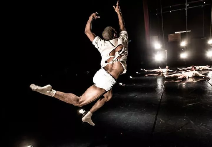 Kibbutz Contemporary Dance Company (Israel). "Horses in the Sky"  de Rami Be'er. Eyal HIrsch 005