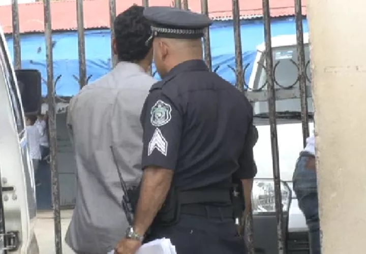 El maletín que portaba este ciudadano fue revisado. /Foto Mayra Madrid