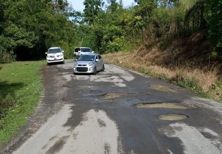 En estas carreteras de producción hay huecos enormes, y en muchas áreas la carretera ya no existe. /Foto José Vásquez 