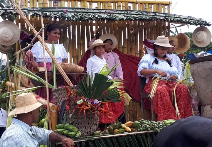 Hasta los niños lucieron sus sombrero pinta'os. /Foto Elena Valdez