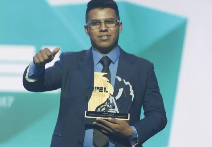 Edwin González, ganador en prensa escrita.  Alcides Rodriguez