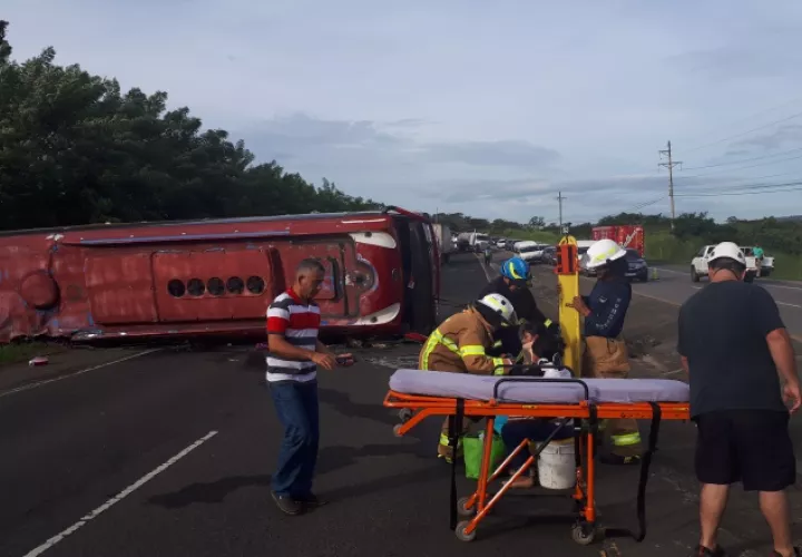 El conductor del bus perdió el control y se volcó. /Foto Elena Valdez