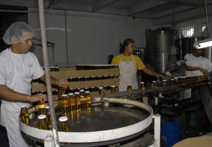 Los trabajadores exigieron la construcción de un indicador que mida el costo de la canasta básica. /Foto Archivo 