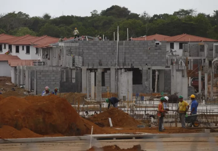 Aunado al costo de los materiales, la  burocracia estatal también influye en el  encarecimiento de  las viviendas, lo que perjudica al panameño trabajador. Archivo