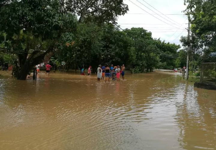 El desbordamiento del río Tonosí nuevamente provoca afectaciones en Los Santos. /Foto Zenaida Vásquez