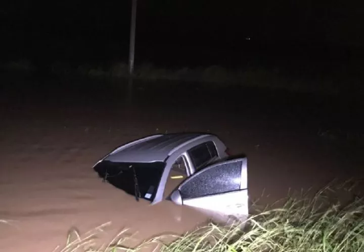 Un auto en Chame.