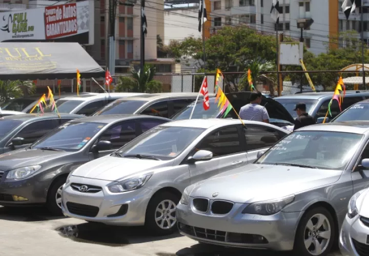 Ferias, promociones, bajos costos, son algunas de las alternativas que han optado por implementar los comerciantes dedicados a la venta de autos en el país. /Foto Archivo